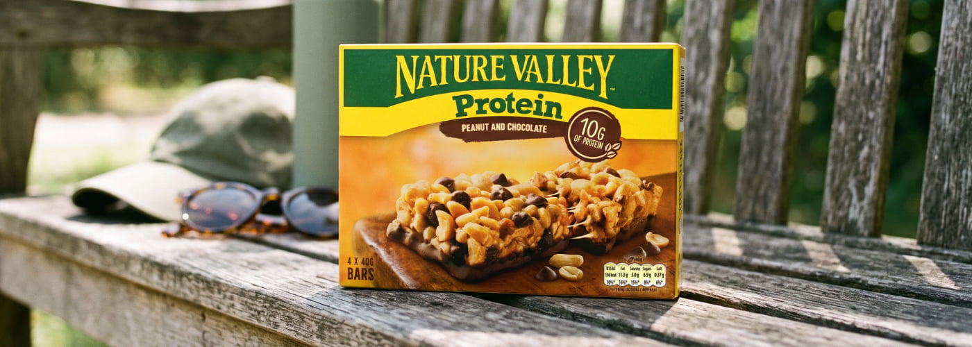Nature Valley Protein peanut and chocolate bars box with 10g protein badge, 4 x 40g bars